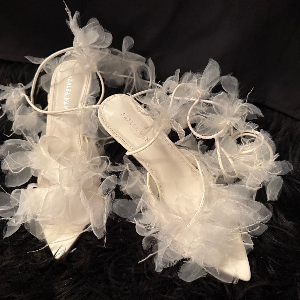 AZALEA WANG ELKIN FLOWER EMBELLISHED SANDAL IN WHITE - Picture 3 of 6